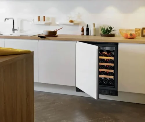 Cave à vin encastrée dans un meuble de cuisine