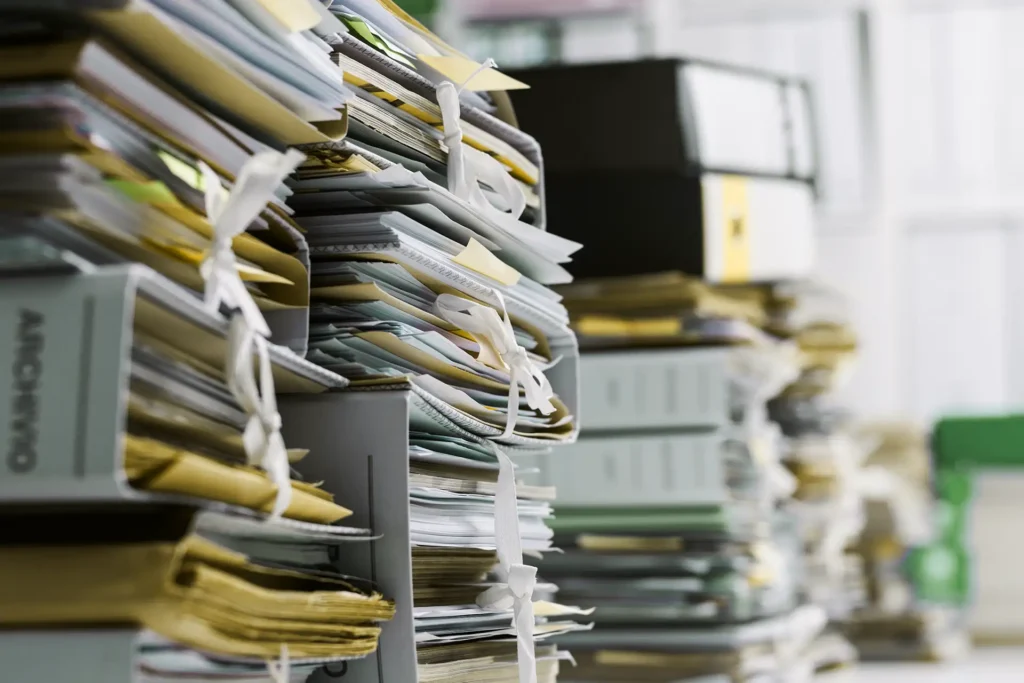 Pile d'archives et de classeurs